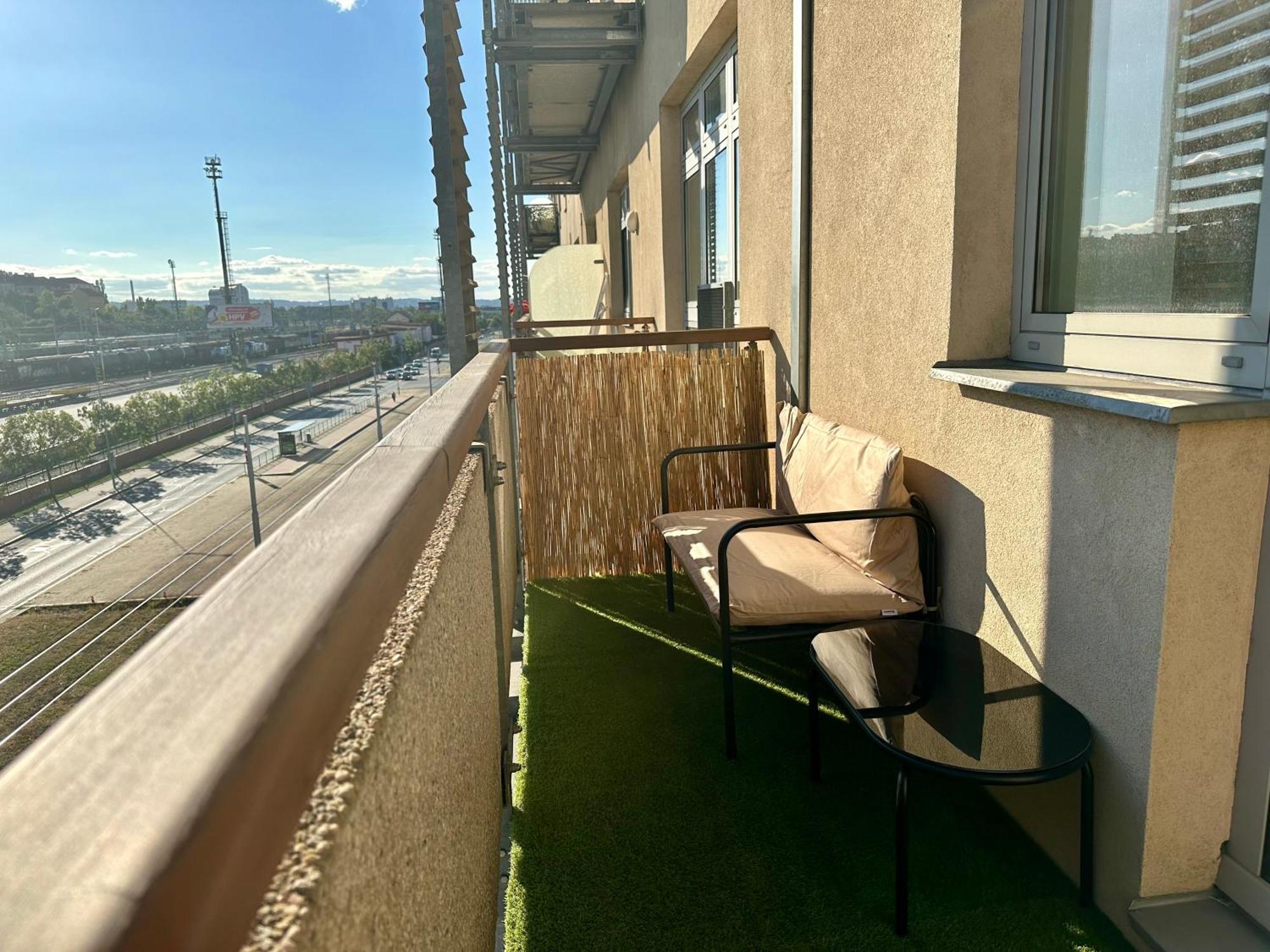 Apartment Ceskomoravska - O2 Arena Prag Exteriör bild